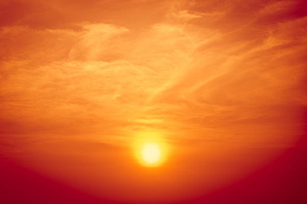 Hermoso cielo naranja al atardecer en verano temporada alta clima cálido calentamiento global