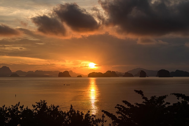 Hermoso cielo naranja y el amanecer en el mar.