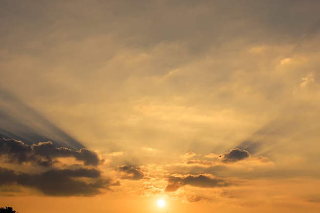 Hermoso cielo naranja justo antes del atardecer con rayos de sol