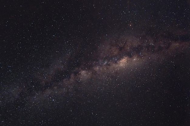 Hermoso cielo nocturno con estrellas de la galaxia Milkyway