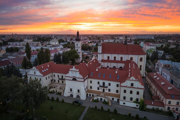 Hermoso cielo nocturno sobre la ciudad de Pinsk Bielorrusia