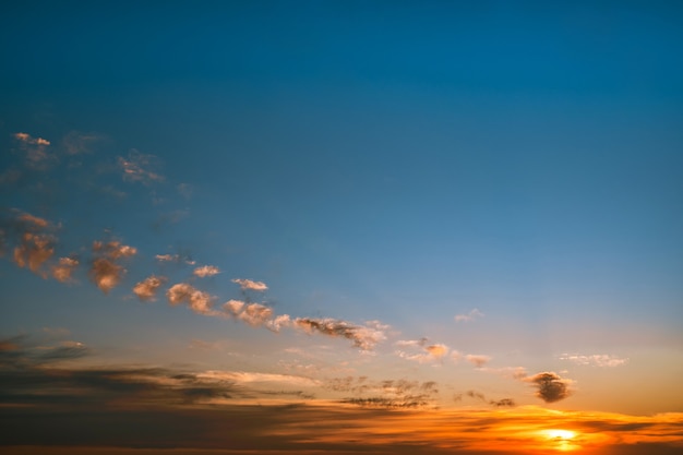 Hermoso cielo con nubes al atardecer fondo natural