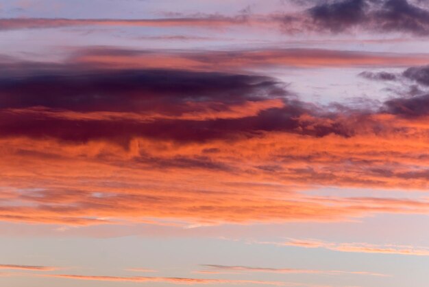 Hermoso cielo con nubes al atardecer o al amanecer