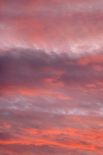 Hermoso cielo con nubes al atardecer o al amanecer