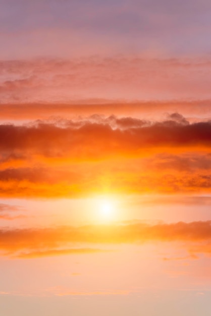 Hermoso cielo con nubes al atardecer o al amanecer