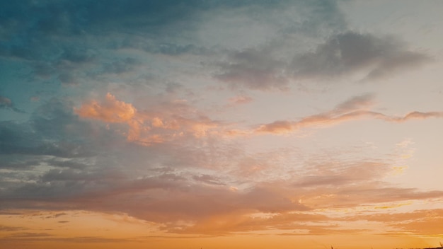 Hermoso cielo con nubes al atardecer