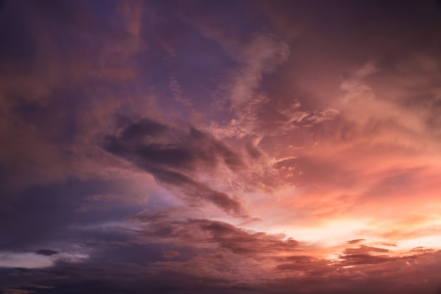 Hermoso cielo con nubes al atardecer