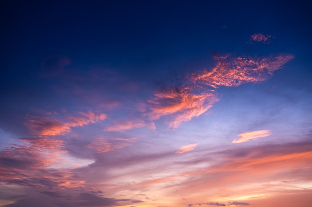 Hermoso cielo y nubes al atardecer