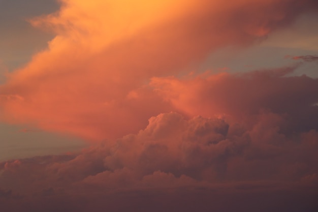 Hermoso cielo con nubes antes del atardecer