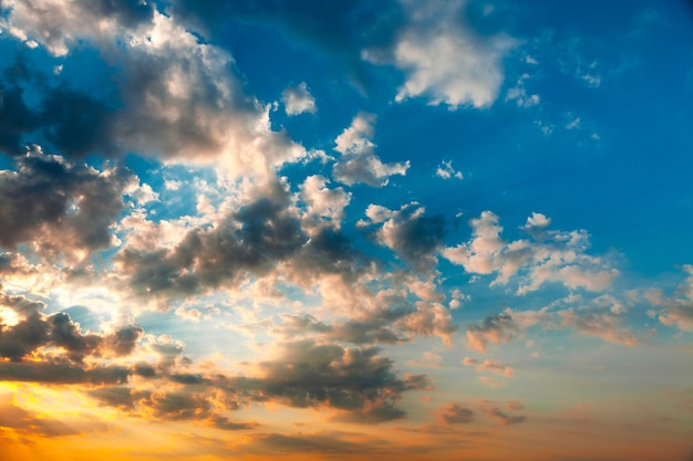 Hermoso cielo con nubes antes del atardecer