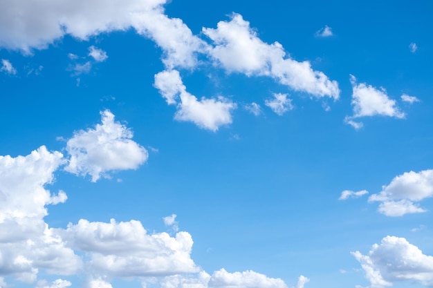 Hermoso cielo nubes blancas perfectas para el fondo