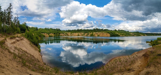 Hermoso cielo con nubes blancas sobre la superficie del agua Panorama