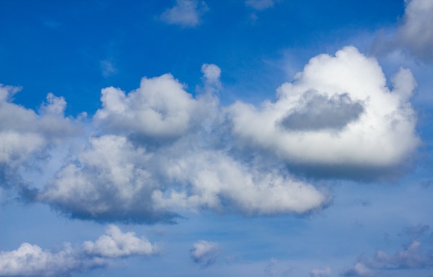 Hermoso cielo con nubes blancas