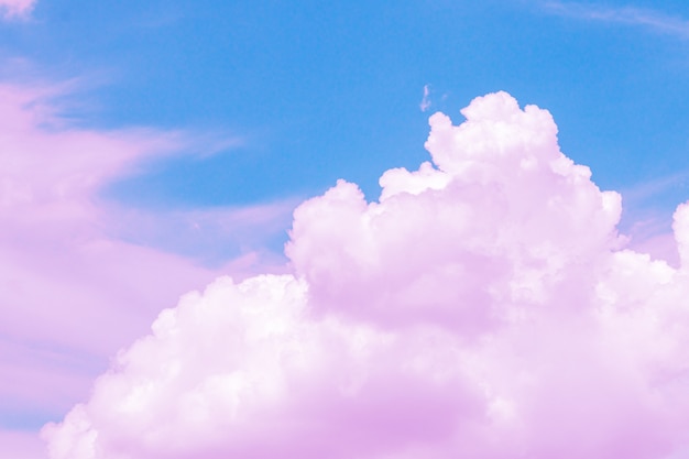 Hermoso cielo y nubes en color pastel suave. Nube rosa suave en el tono pastel colorido del fondo del cielo.