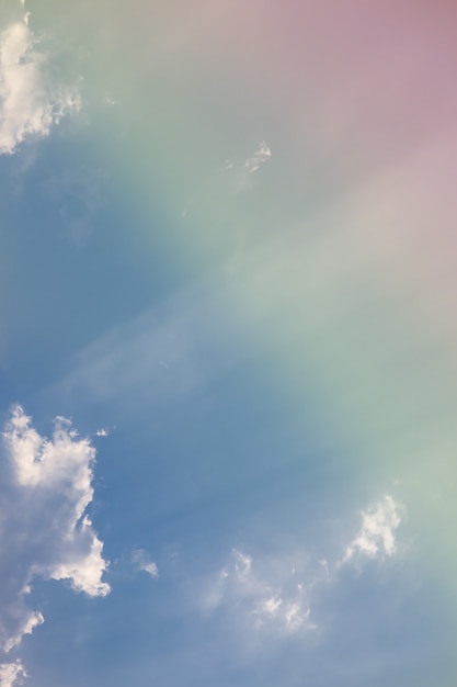 Hermoso cielo con nubes de colores.