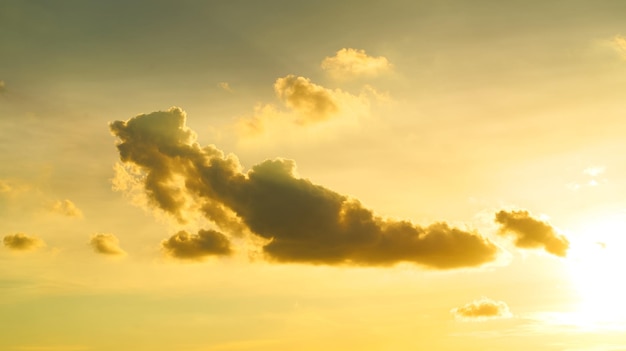 Hermoso cielo y nubes después del atardecer