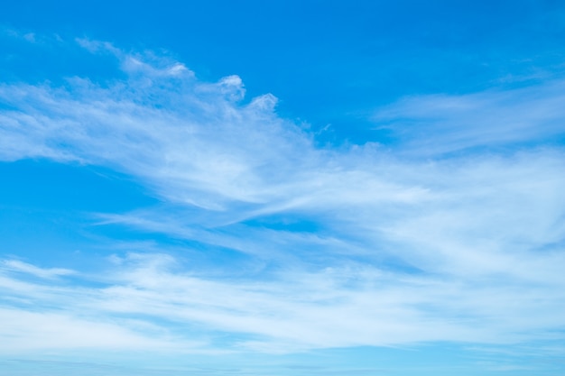 Hermoso cielo y nubes en un día claro.