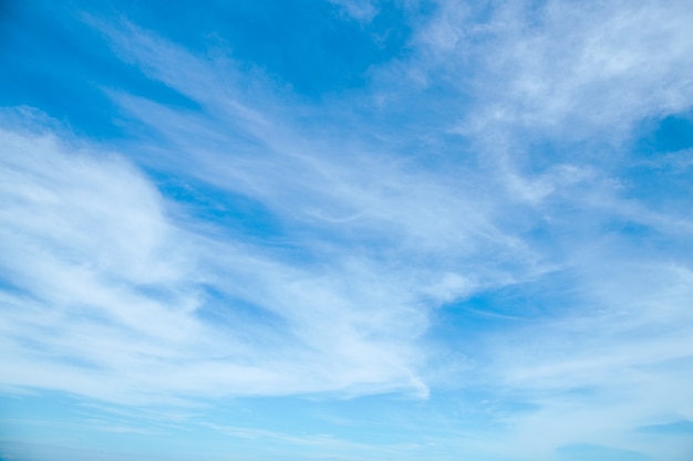 Hermoso cielo y nubes en un día claro.