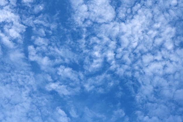 Hermoso cielo con nubes dramáticas