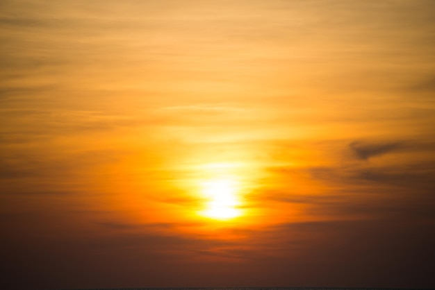 Hermoso cielo y nubes con una espectacular puesta de sol naranja. Se puede utilizar como fondo abstracto o natural.