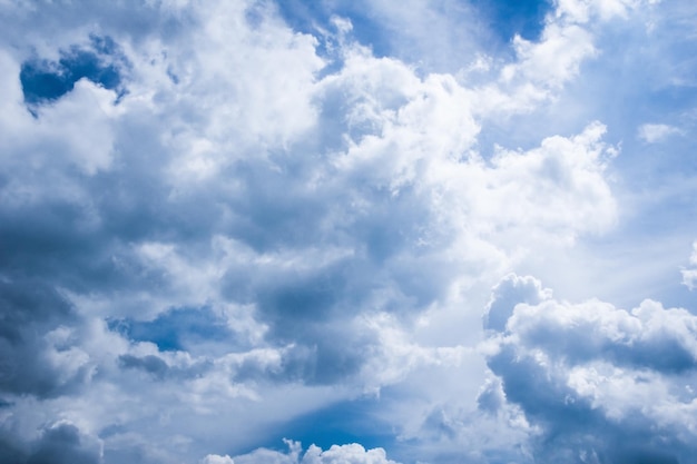 Un hermoso cielo con nubes en el fondo de la atmósfera