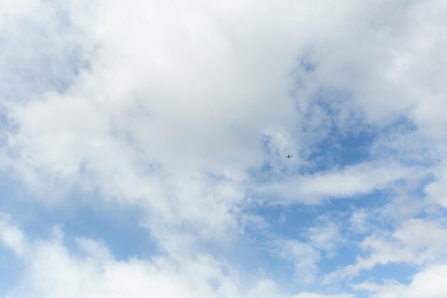 Hermoso cielo con nubes y fondo de avión volando lejos