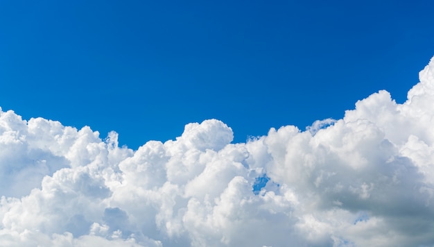 Hermoso cielo nubes fondo de naturaleza.