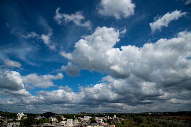 Hermoso cielo con nubes sobre pueblo