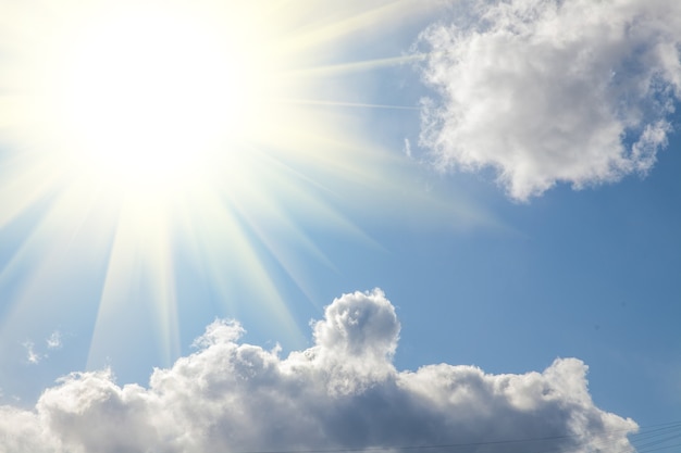 Hermoso cielo con nubes y sol brillante