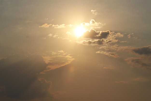 Hermoso cielo con nubes y sol