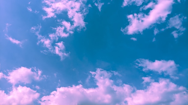 Hermoso cielo y nubes con tono rosa y azul de color de fondo abstracto de foto de enfoque suave