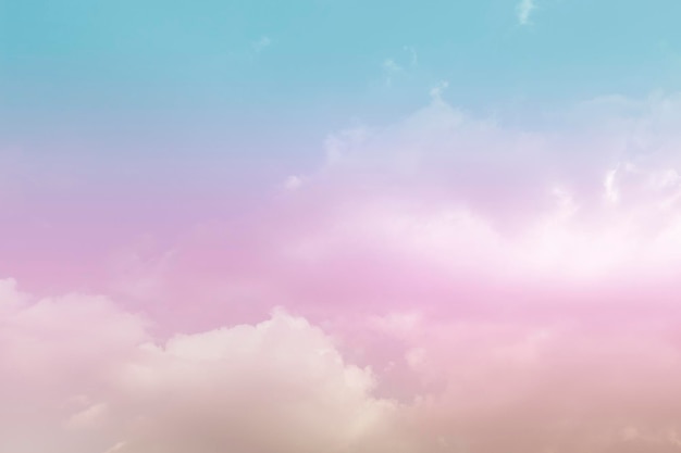 Hermoso cielo y nubes en tonos pastel