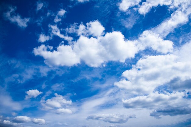 Un hermoso cielo se nubla en la naturaleza en una atmósfera de aire limpio