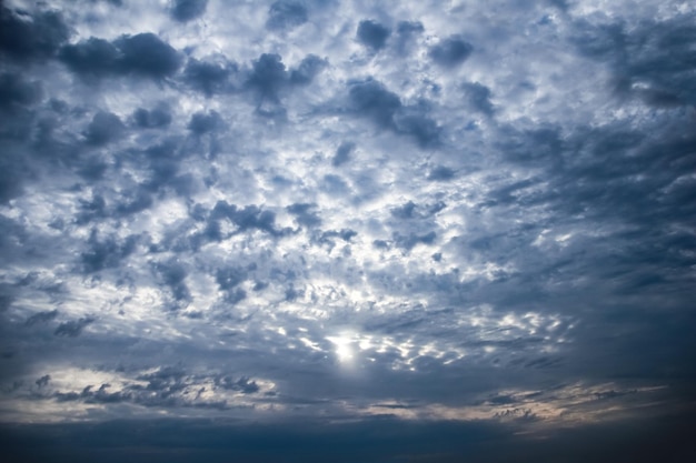 Un hermoso cielo se nubla en la naturaleza en una atmósfera de aire limpio