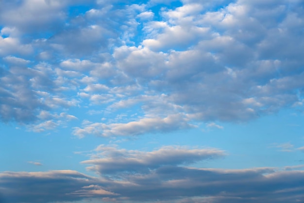 Hermoso cielo nublado al atardecer.