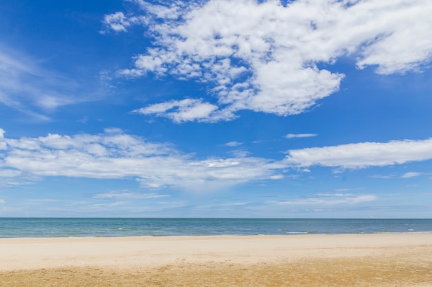 Hermoso cielo con playa y mar tropical.