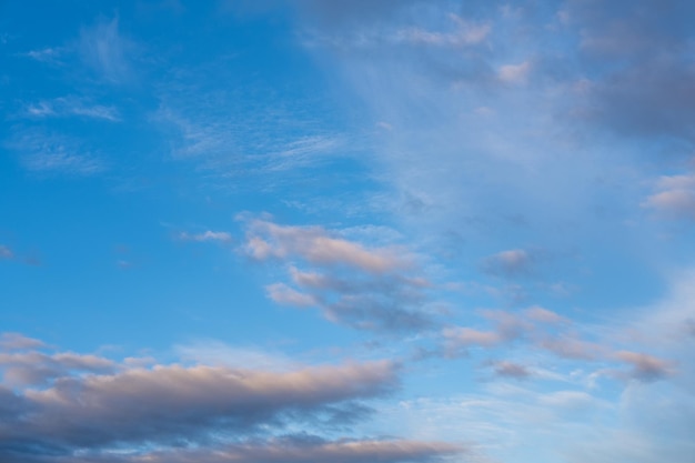 Hermoso cielo de puesta de sol o amanecer iluminando nubes azul oscuro y rosa pálido Cielo nublado para superponer en sus fotos