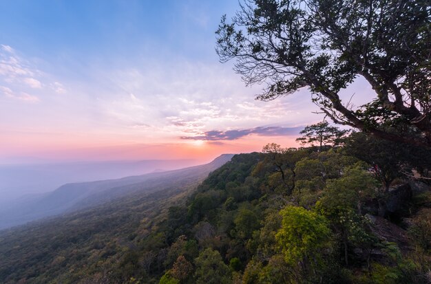 hermoso cielo y puesta de sol en Pha Mak Duk Cliff