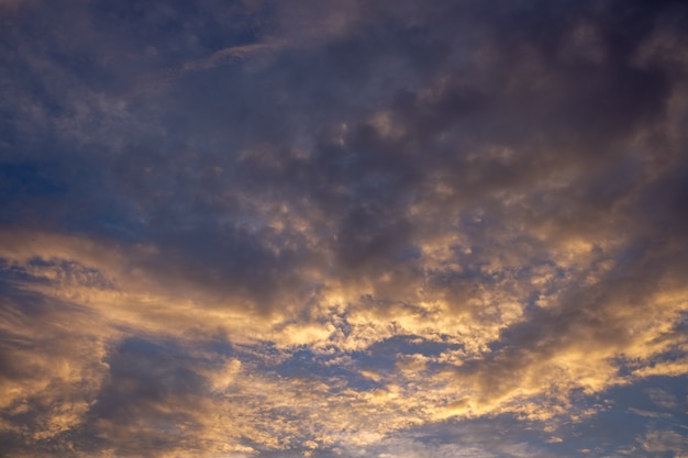 Hermoso cielo de la tarde, fondo colorido nube puesta del sol