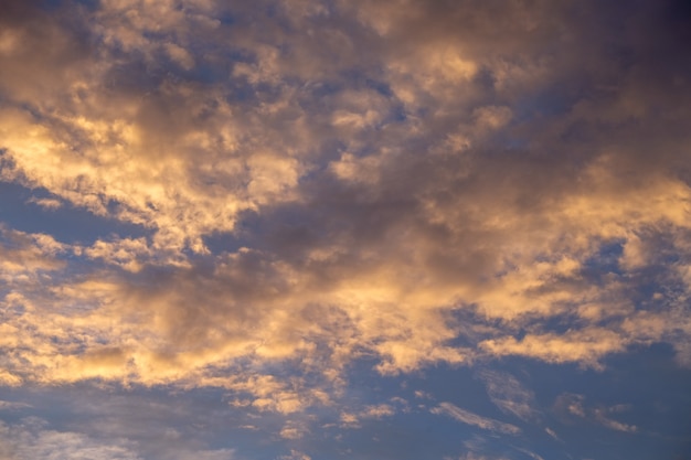 Hermoso cielo de la tarde, fondo colorido nube puesta del sol