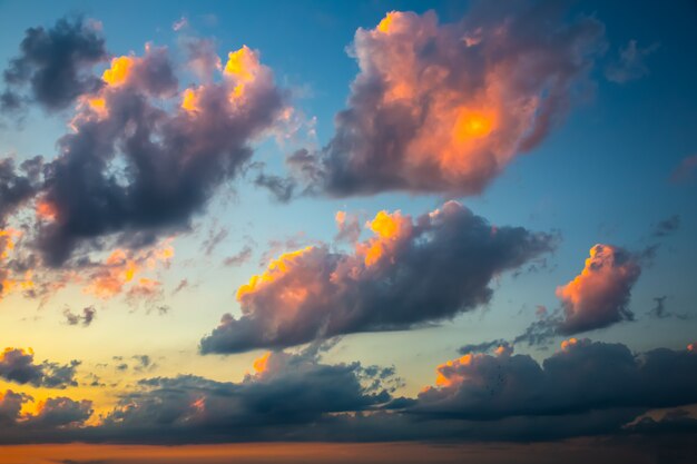 Hermoso cielo de la tarde. Nubes al atardecer con luces rosas.