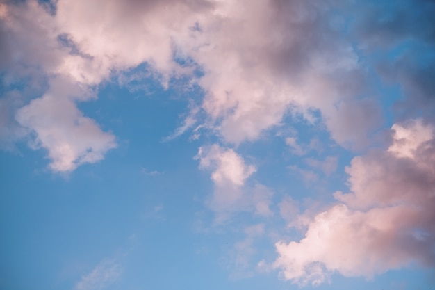 Hermoso cielo de la tarde con nubes de color rosa suave