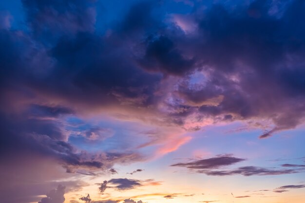 Hermoso cielo de la tarde con nubes, puesta de sol, fondo borroso abstracto.