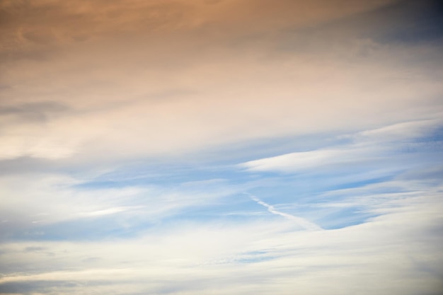 Hermoso cielo con textura de nubes esponjosas