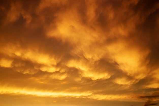 Hermoso cielo tormentoso al atardecer. Fondo abstracto nublado. Colores del atardecer.