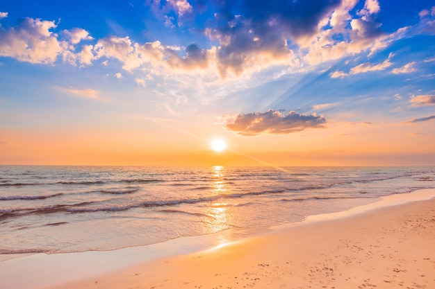 Foto hermoso cielo tranquilo al atardecer y nubes esponjosas sobre el paisaje marino