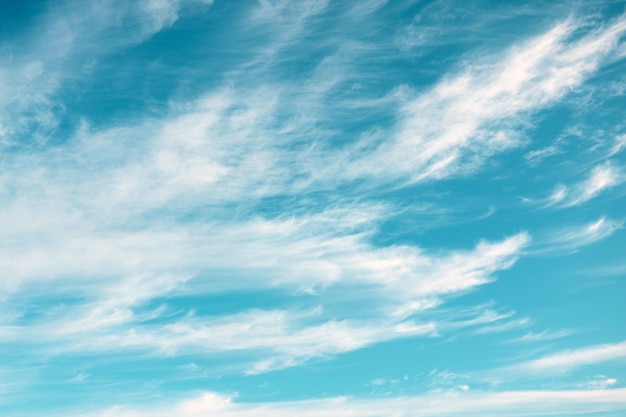 Hermoso cielo turquesa con fondo de naturaleza de nubes blancas