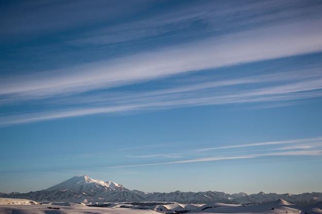 Hermoso cielo y vista del monte Elbrus