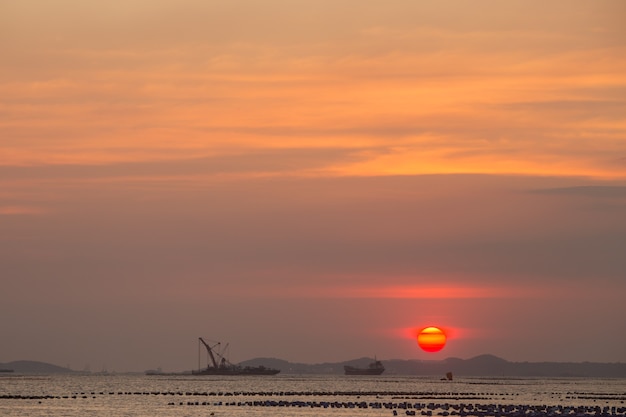 Hermoso círculo puesta de sol sobre el mar por la noche.