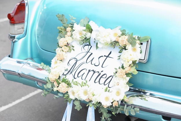 Foto hermoso coche de boda con placa recién casado al aire libre